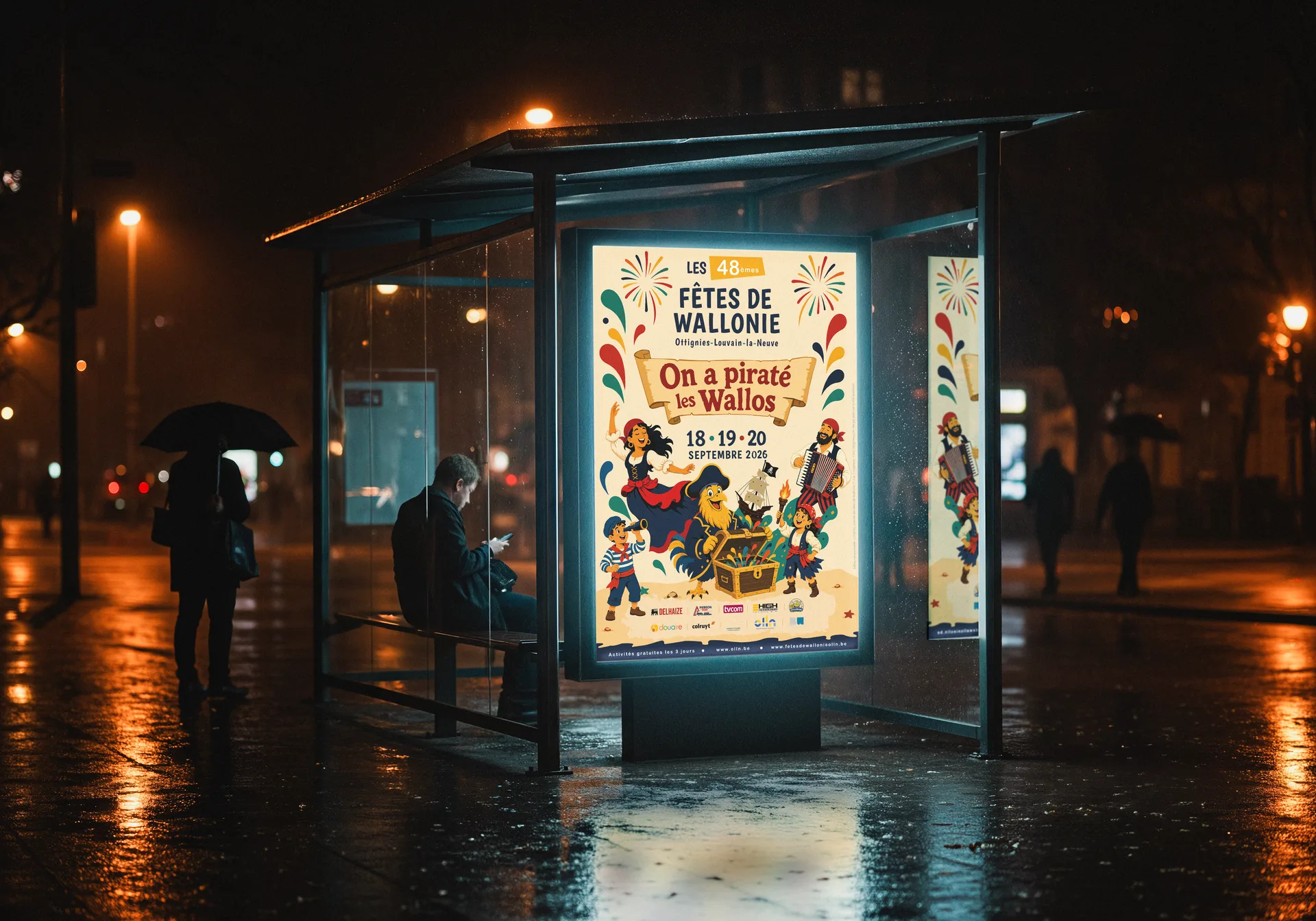 Affiche des Fêtes de Wallonie 2026 dans un abribus, la nuit sous la pluie