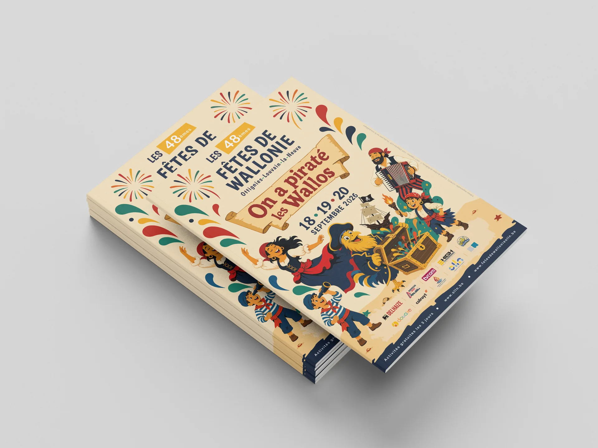 Brochures A5 des Fêtes de Wallonie 2026 empilées, couverture « On a piraté les Wallos »